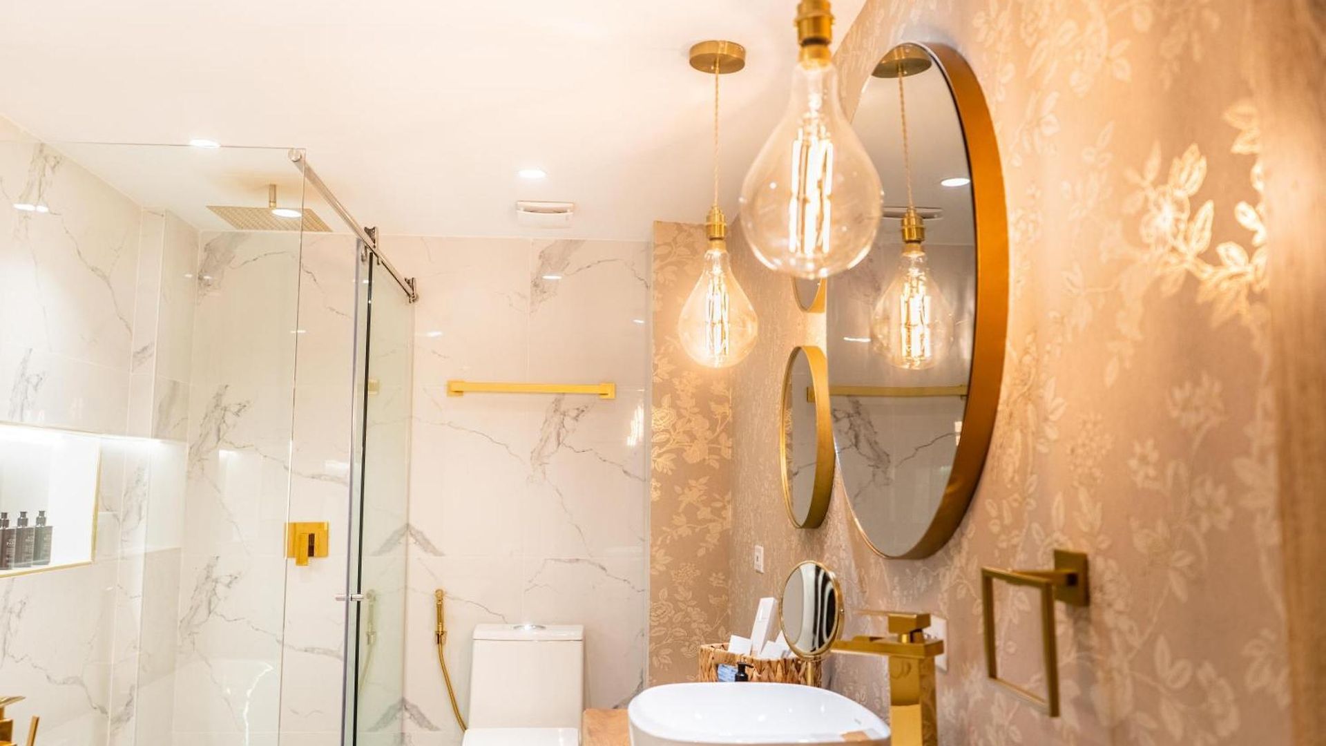 Hotel Berthas Collection By Em *